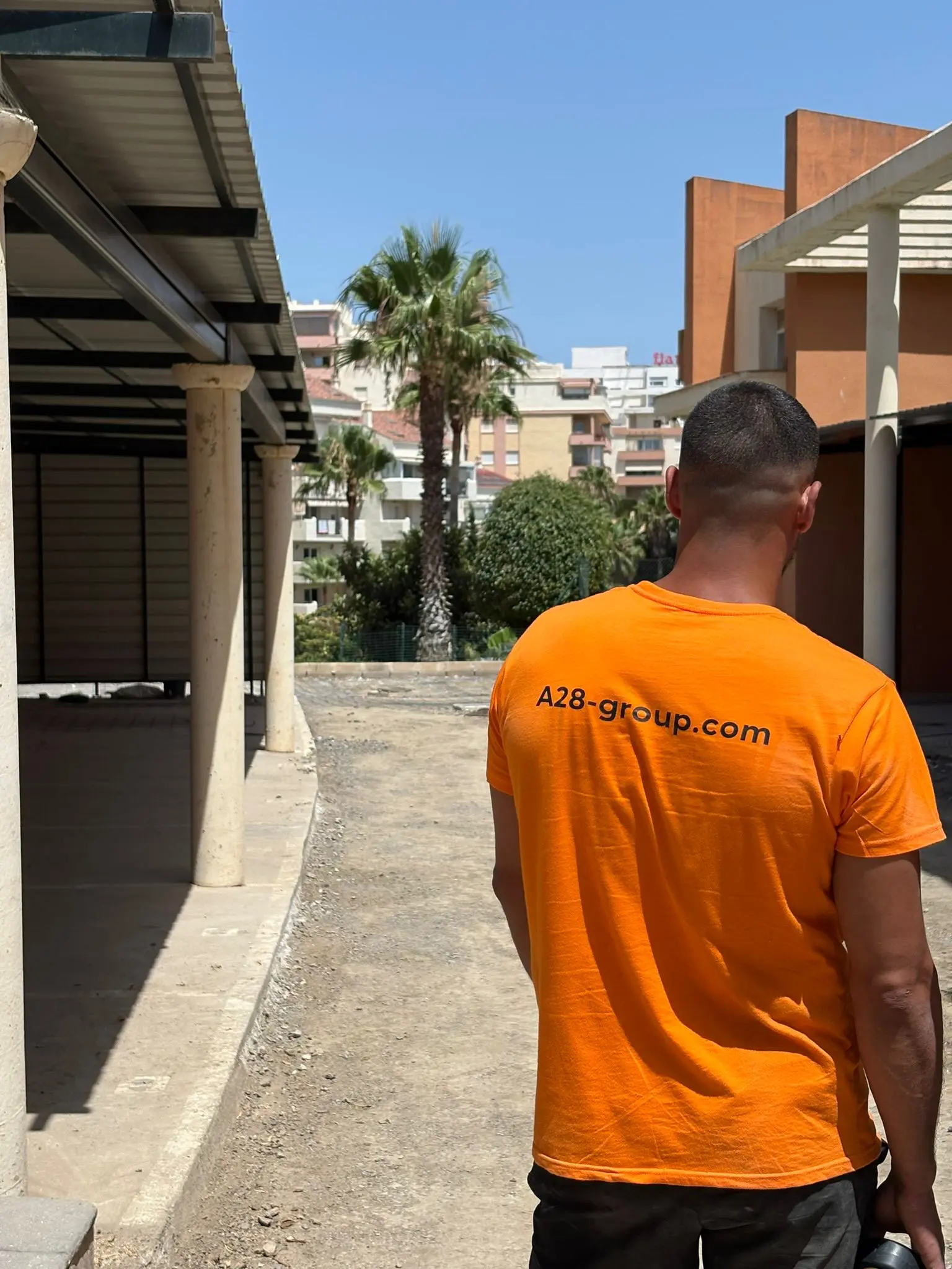 Un miembro del equipo de A28 Group, de espaldas, en el solar de una obra en Marbella
